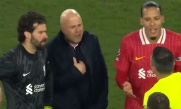 Van Dijk’s Calm Amid Chaos: What He Said to Oliver and Slot During Liverpool-Everton Clash